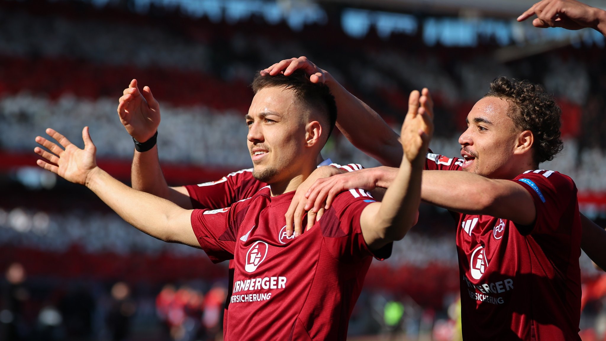 Nürnbergs Julian Justvan (l.) jubelt über seinen Treffer zum 2:0 gegen Fürth