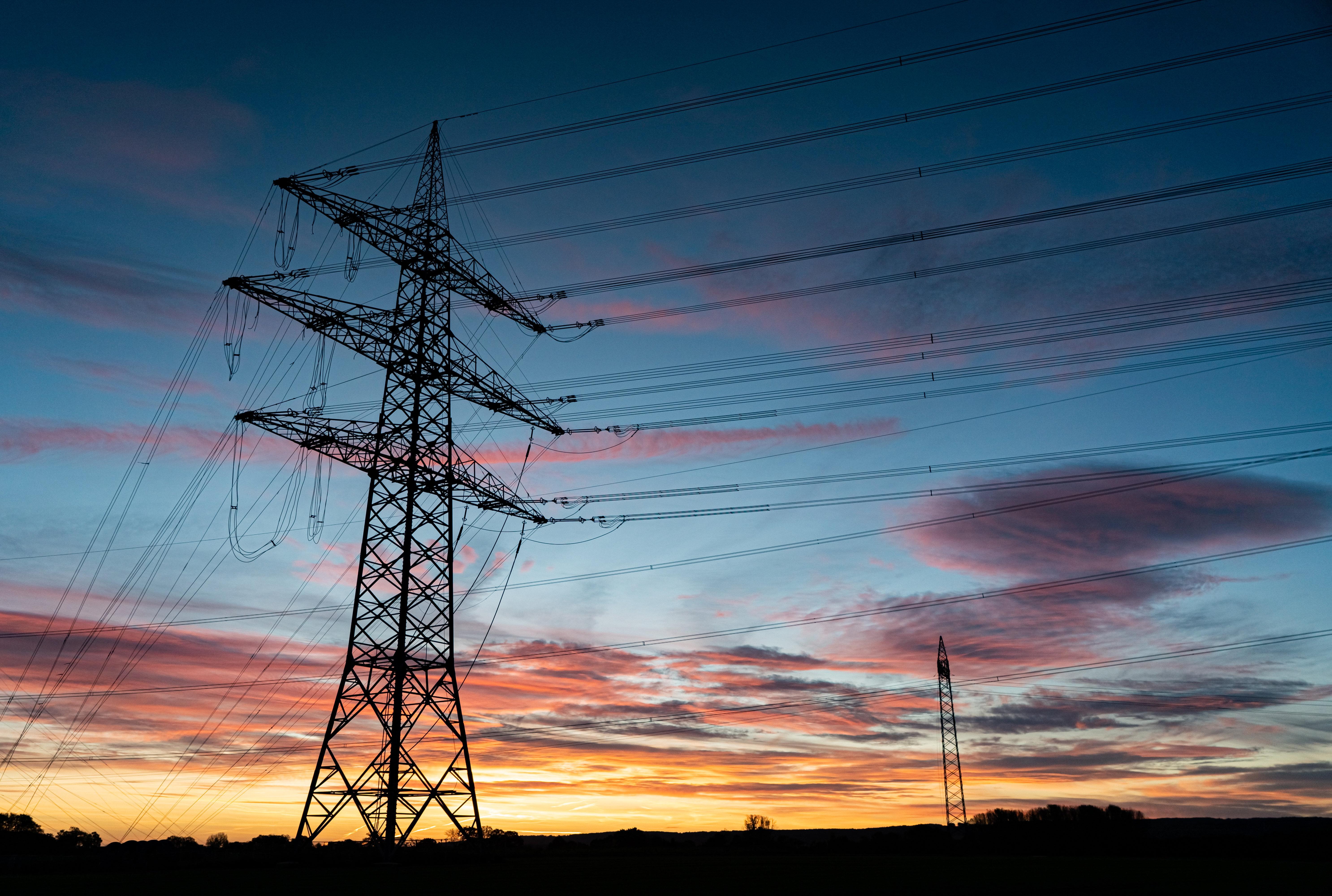 Stromtrasse bei Sonnenuntergang