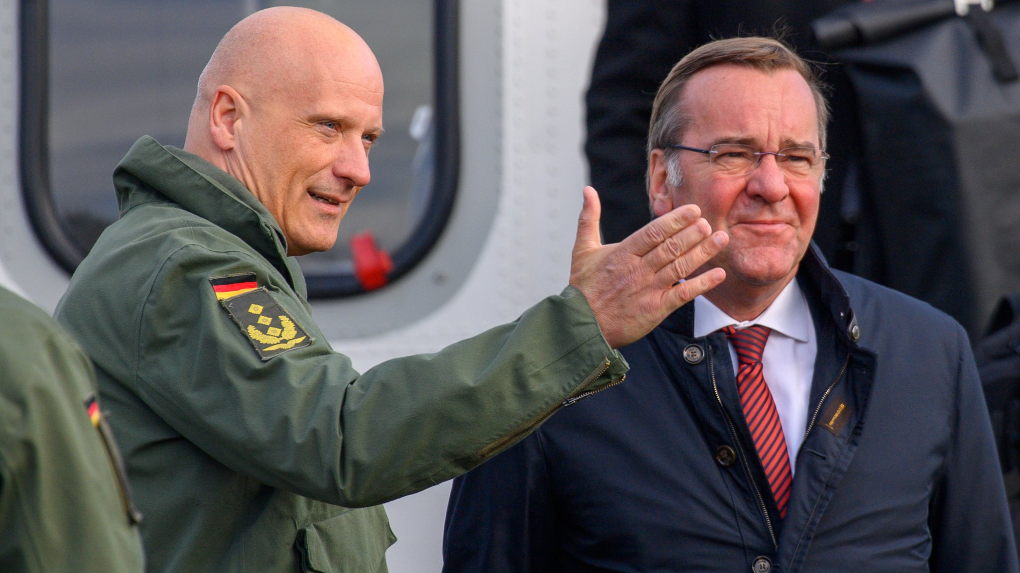 12.10.23: Ingo Gerhartz (l.), Generalinspekteur der Luftwaffe, begrüßt Bundesverteidigungsminister Boris Pistorius auf dem Fliegerhorst Holzdorf.