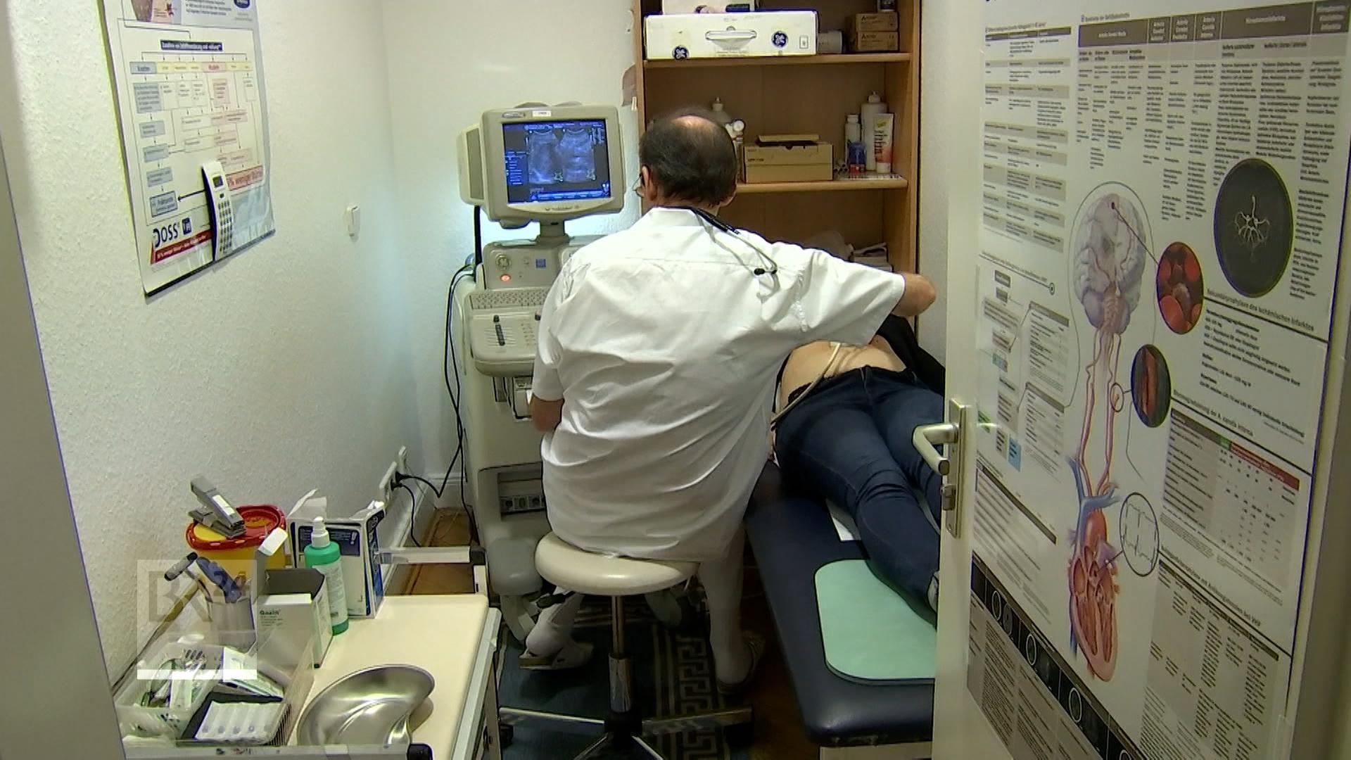 (Symbolbild) Die Beträge, die die Menschen in Deutschland für die gesetzliche Krankenkasse zahlen müssen, werden immer höher. 