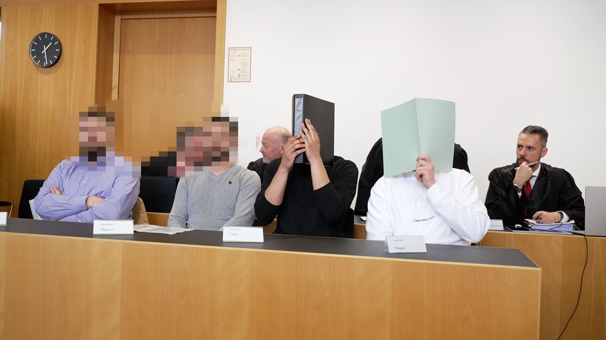 Im "Böller-Prozess" müssen sich vier Männer vor dem Augsburger Landgericht verantworten. 