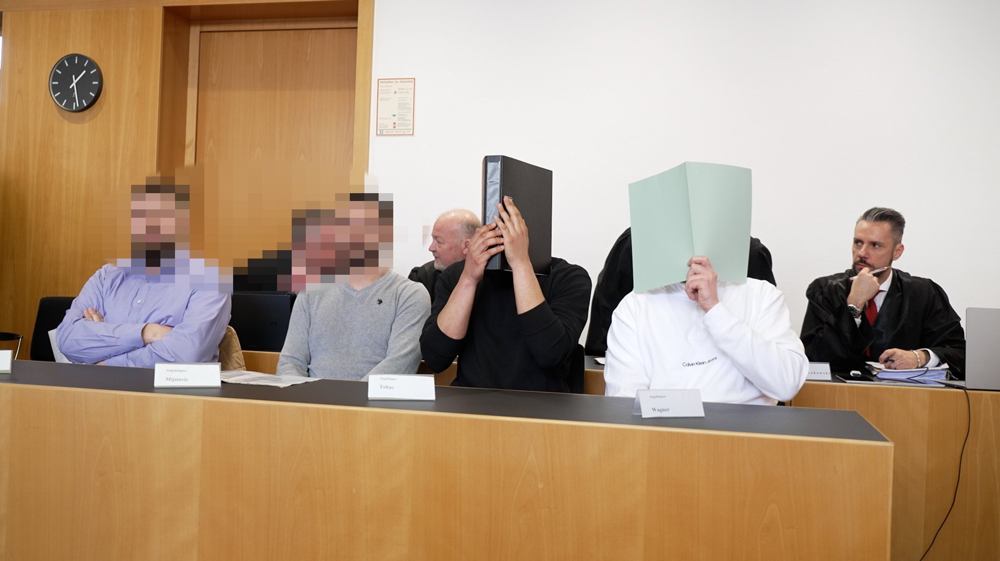 Im "Böller-Prozess" müssen sich vier Männer vor dem Augsburger Landgericht verantworten. 