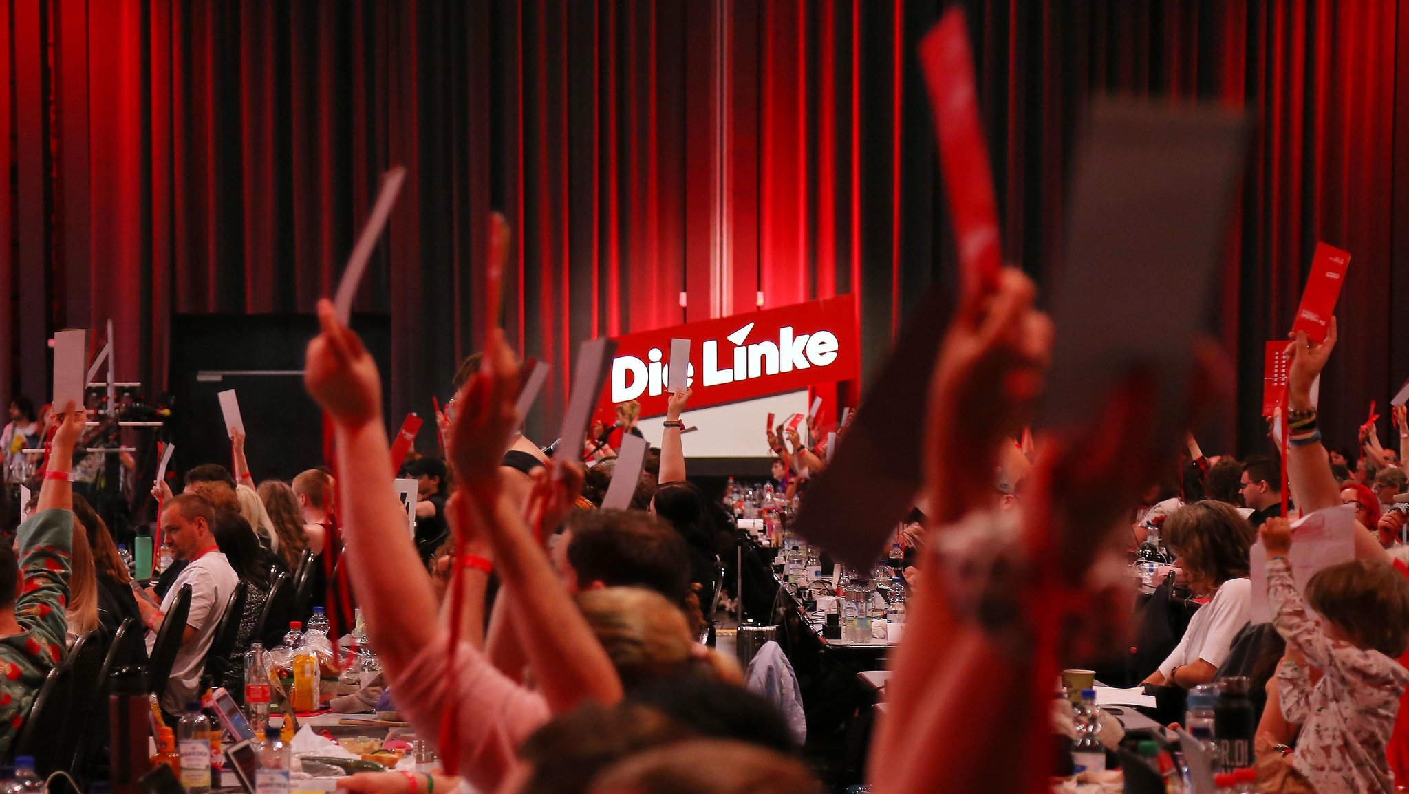 Bundesparteitag der Linkspartei: Delegierte heben ihre Stimmkarten bei einer Abstimmung. | Bild: pa/dts-Agentur | dts Nachrichtenagentur GmbH Bundesparteitag der Linkspartei: Delegierte heben ihre Stimmkarten bei einer Abstimmung.