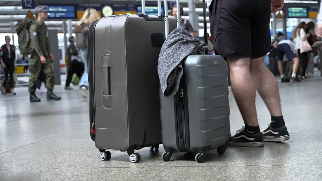 Ein Tourist mit seinen Koffern steht am Hauptbahnhof in München. | Bild: BR Fernsehen Ein Tourist mit seinen Koffern steht am Hauptbahnhof in München.