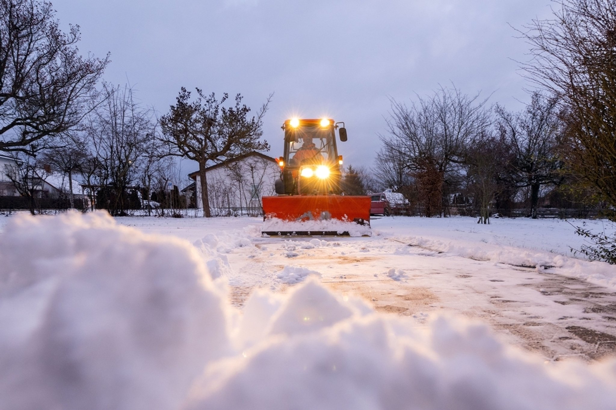 (Symbolbild) Schnee und Glätte in Bayern.
