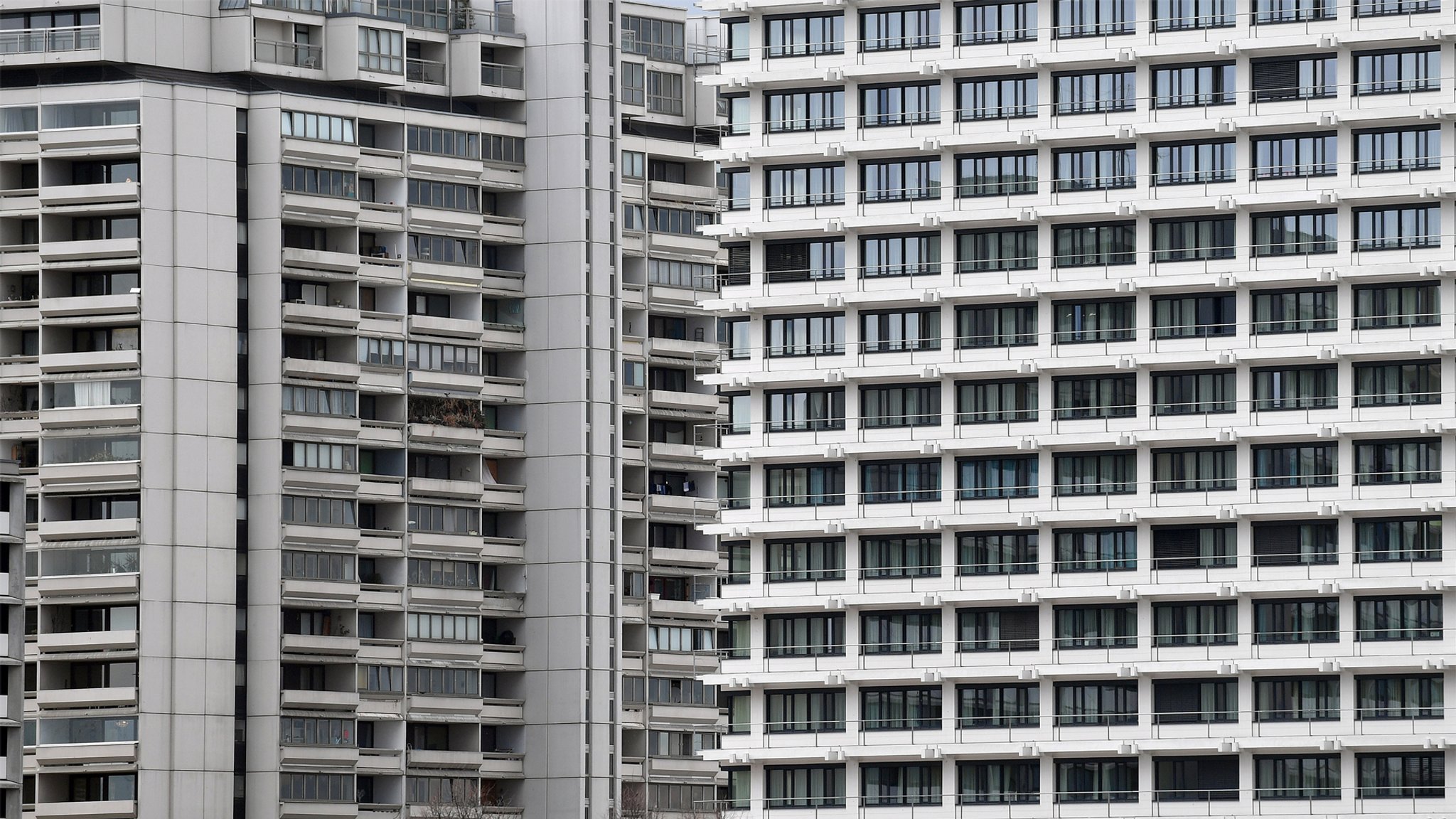 Das Olympische Dorf in Muenchen. Wohnungen,,Balkone, Einraumwohnungen,Appartements,Fassade,Tristesse