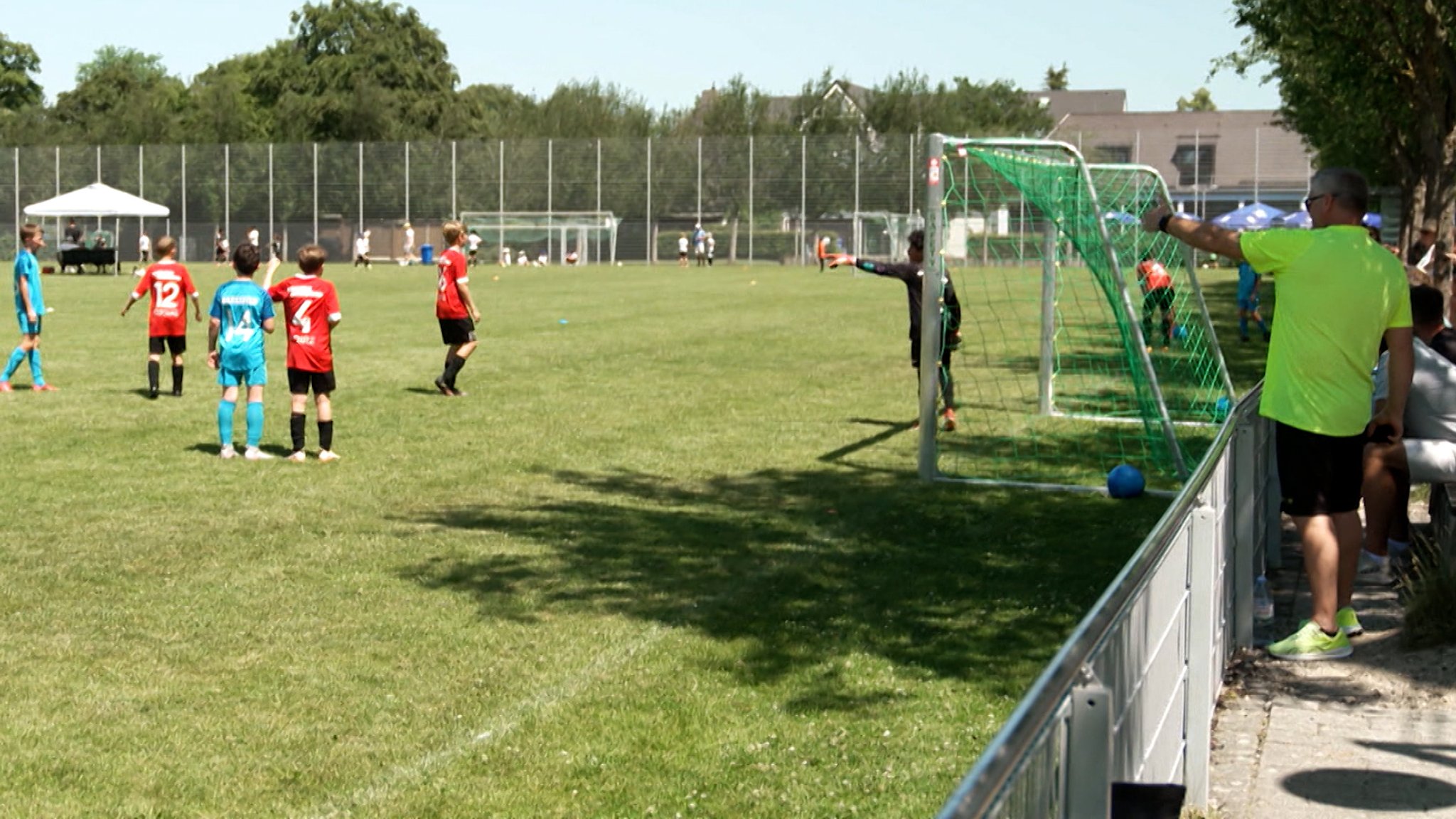 Eltern bei einem Fußballspiel des SV Waldeck Obermenzing. | Bild: BR Eltern bei einem Fußballspiel des SV Waldeck Obermenzing.