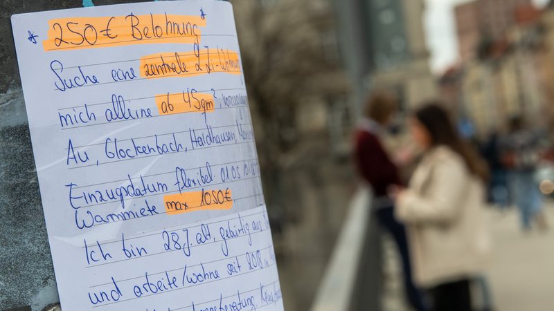 Aushang mit Wohnungsgesuch. | Bild: picture alliance/dpa | Peter Kneffel Aushang mit Wohnungsgesuch.