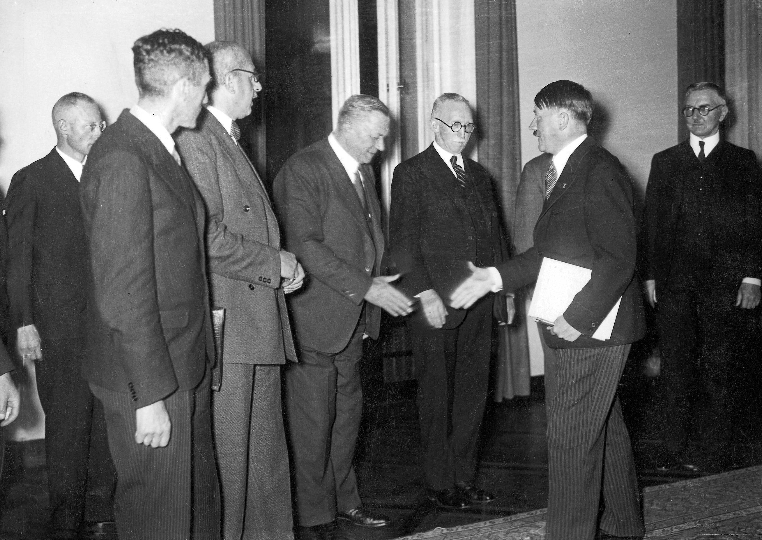 Der "Generalrat" der Deutschen Wirtschaft steht in Reih und Glied