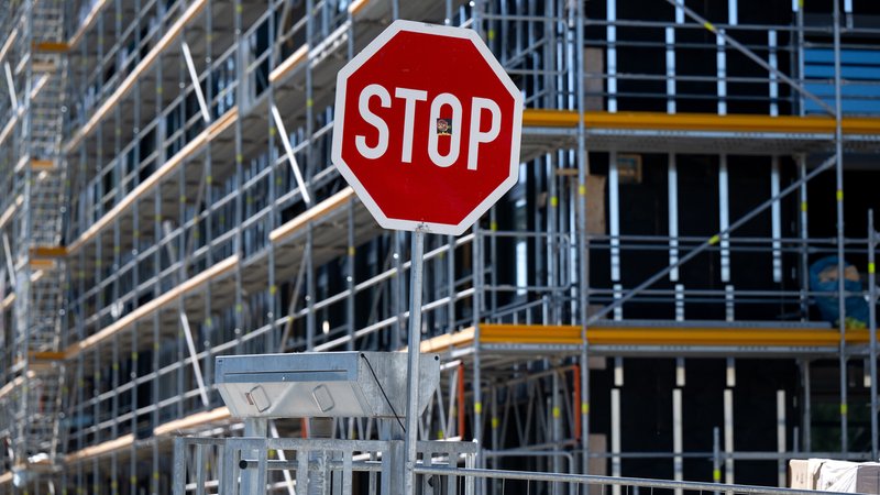 Stoppschild an einer Baustelle (Symbolbild) | Bild: picture alliance/dpa|Sven Hoppe Stoppschild an einer Baustelle (Symbolbild)