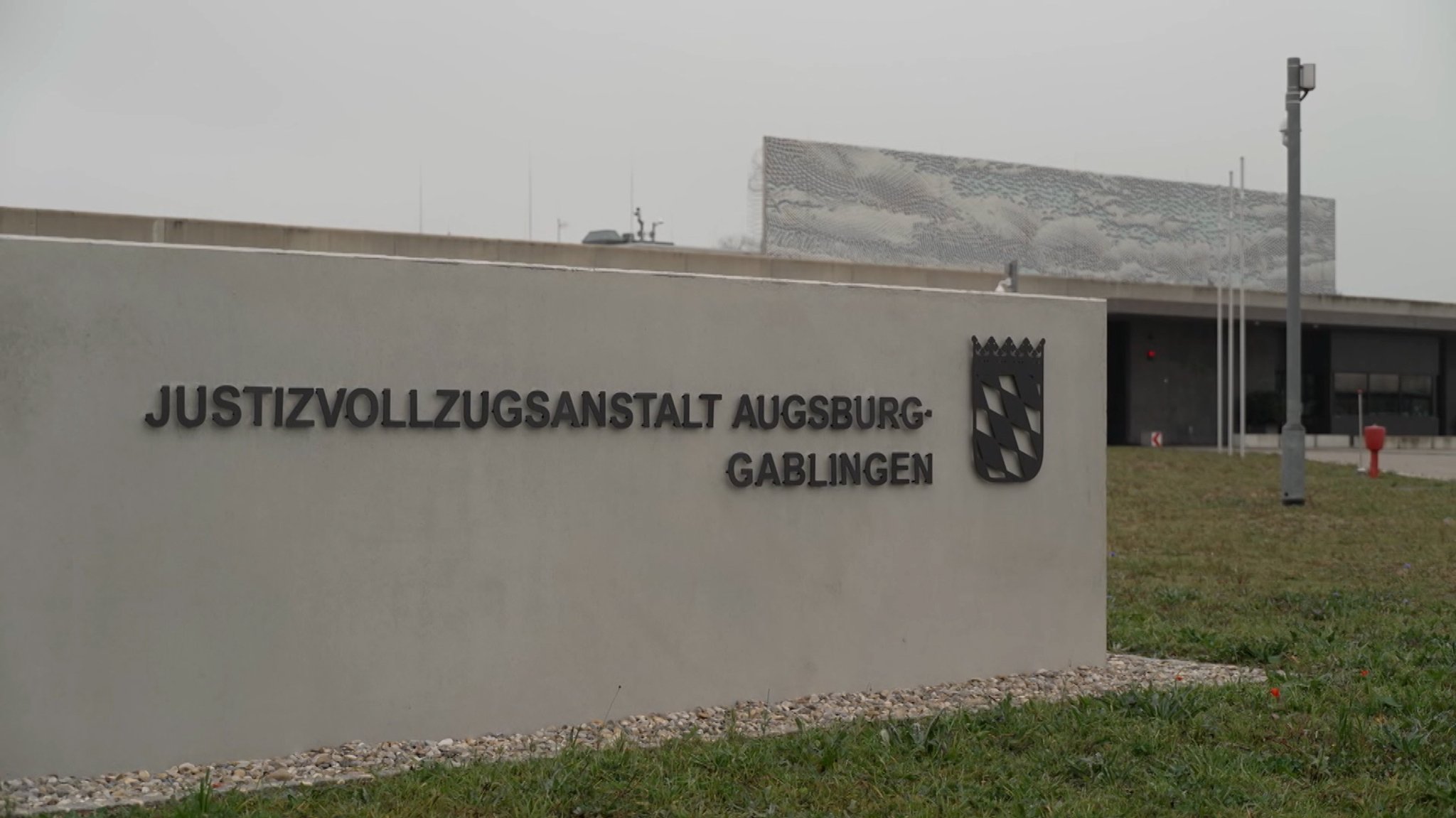 Die JVA Gablingen von außen.