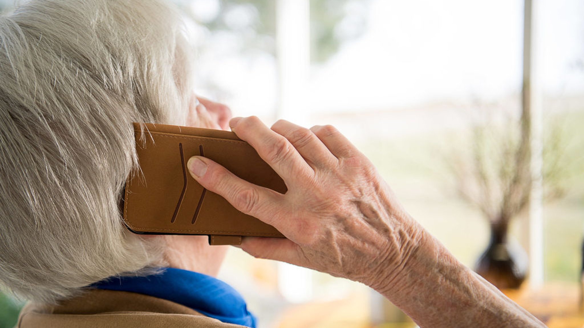 ARCHIV - 06.03.2018, Baden-Württemberg, Mühlacker: Eine Seniorin telefoniert mit ihrem Smartphone. (zu dpa: «Rostock: 93-Jähriger verliert durch Schockanruf 16.000 Euro») Foto: Sebastian Gollnow/dpa +++ dpa-Bildfunk +++ | Bild: dpa-Bildfunk/Sebastian Gollnow ARCHIV - 06.03.2018, Baden-Württemberg, Mühlacker: Eine Seniorin telefoniert mit ihrem Smartphone. (zu dpa: «Rostock: 93-Jähriger verliert durch Schockanruf 16.000 Euro») Foto: Sebastian Gollnow/dpa +++ dpa-Bildfunk +++