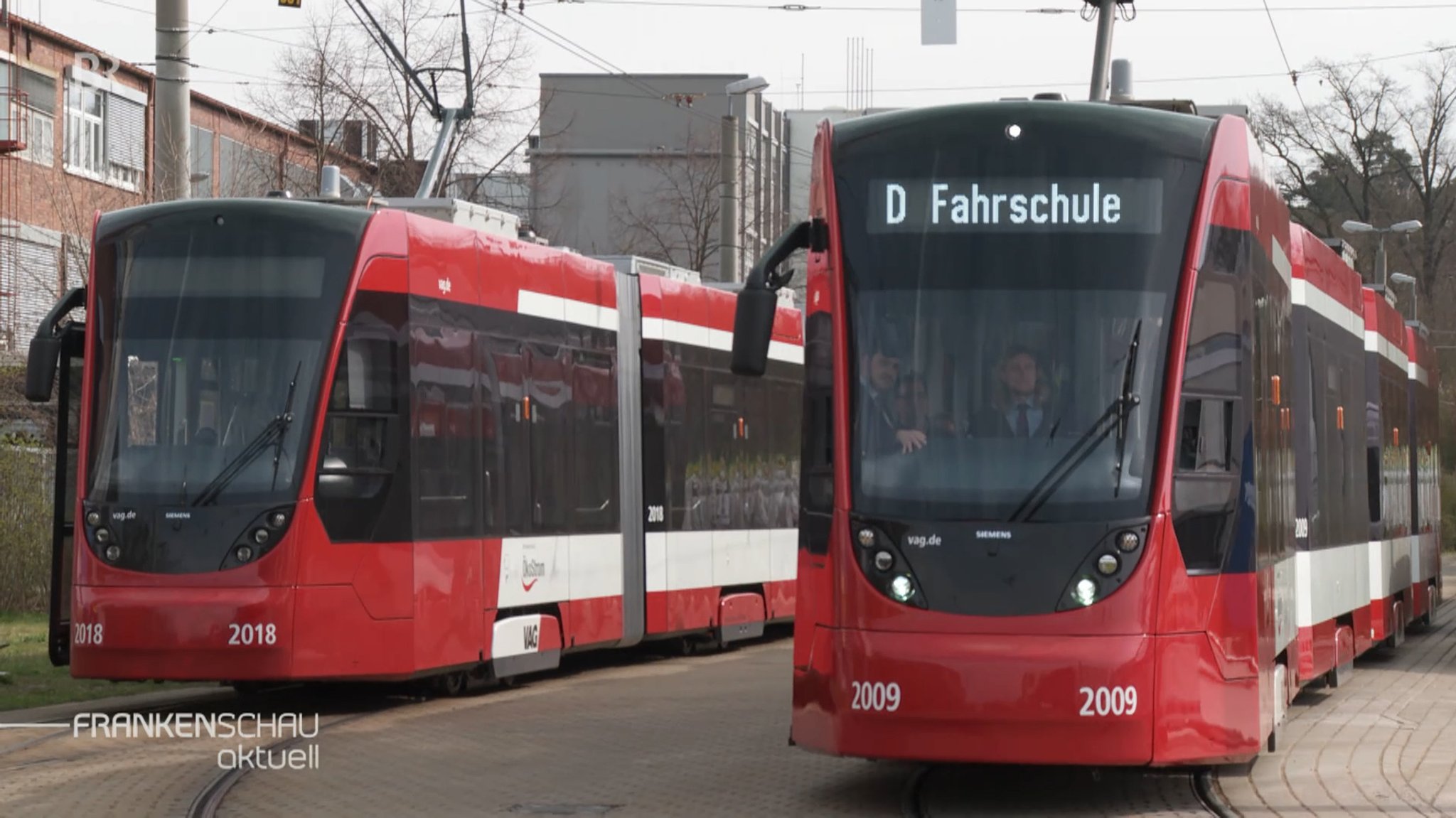 Fahrschule-Straßenbahn fährt auf Kamera zu.