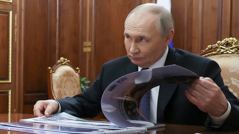 Der russische Präsident beim Blättern einer Broschüre | Bild: Wjatscheslaw Prokofjew/Picture Alliance Der russische Präsident beim Blättern einer Broschüre