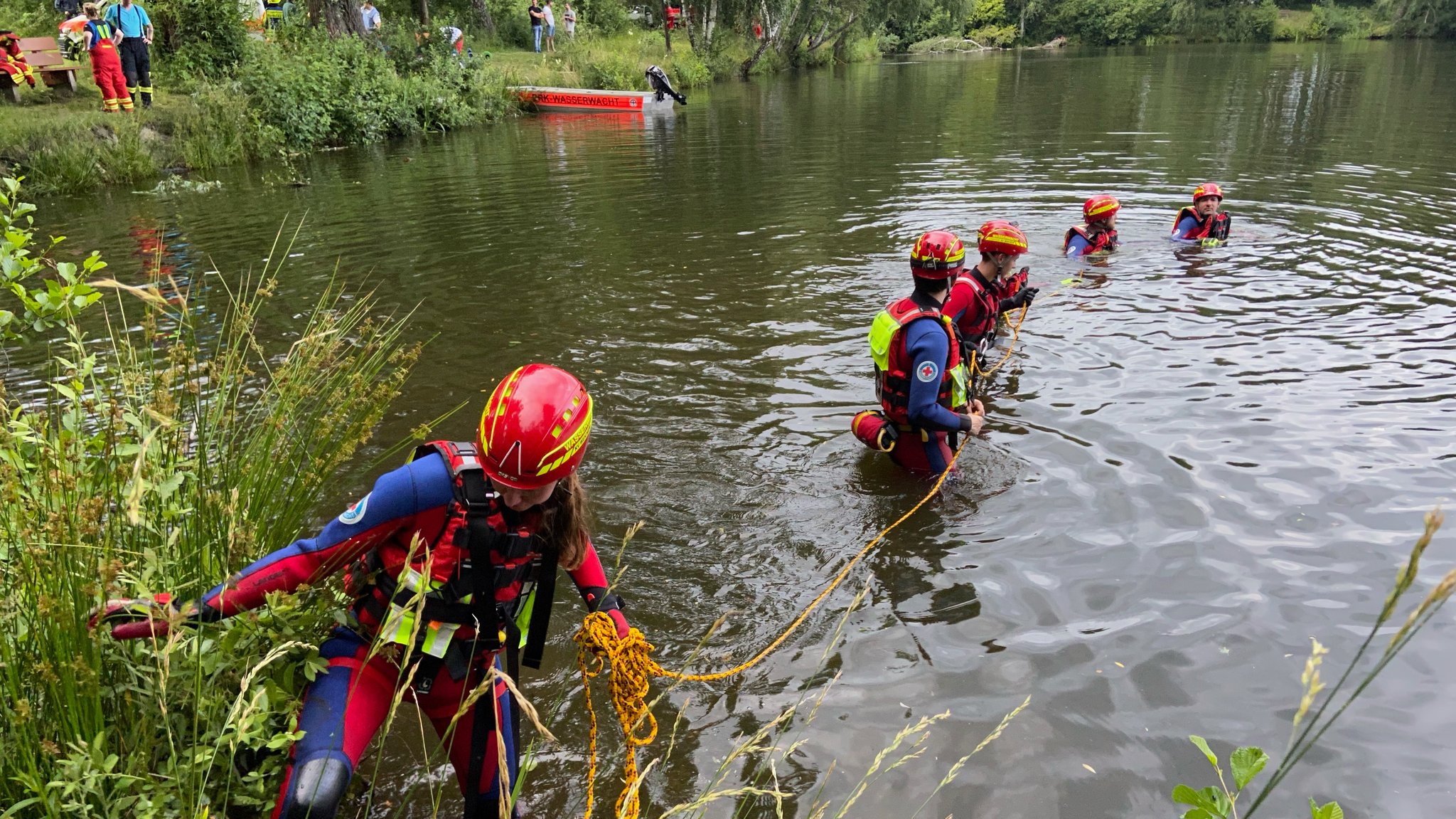 Einsatzkräfte suchen im Schwarzen Weiher nach dem Vermissten.