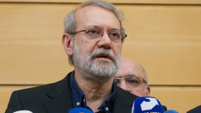 Archivbild: 27.09.2025: Ali Laridschani spricht bei einer Trauerfeier für den getöteten Hisbollah-Chef Hassan Nasrallah. | Bild: picture alliance / Middle East Images | Courtney Bonneau Archivbild: 27.09.2025: Ali Laridschani spricht bei einer Trauerfeier für den getöteten Hisbollah-Chef Hassan Nasrallah.