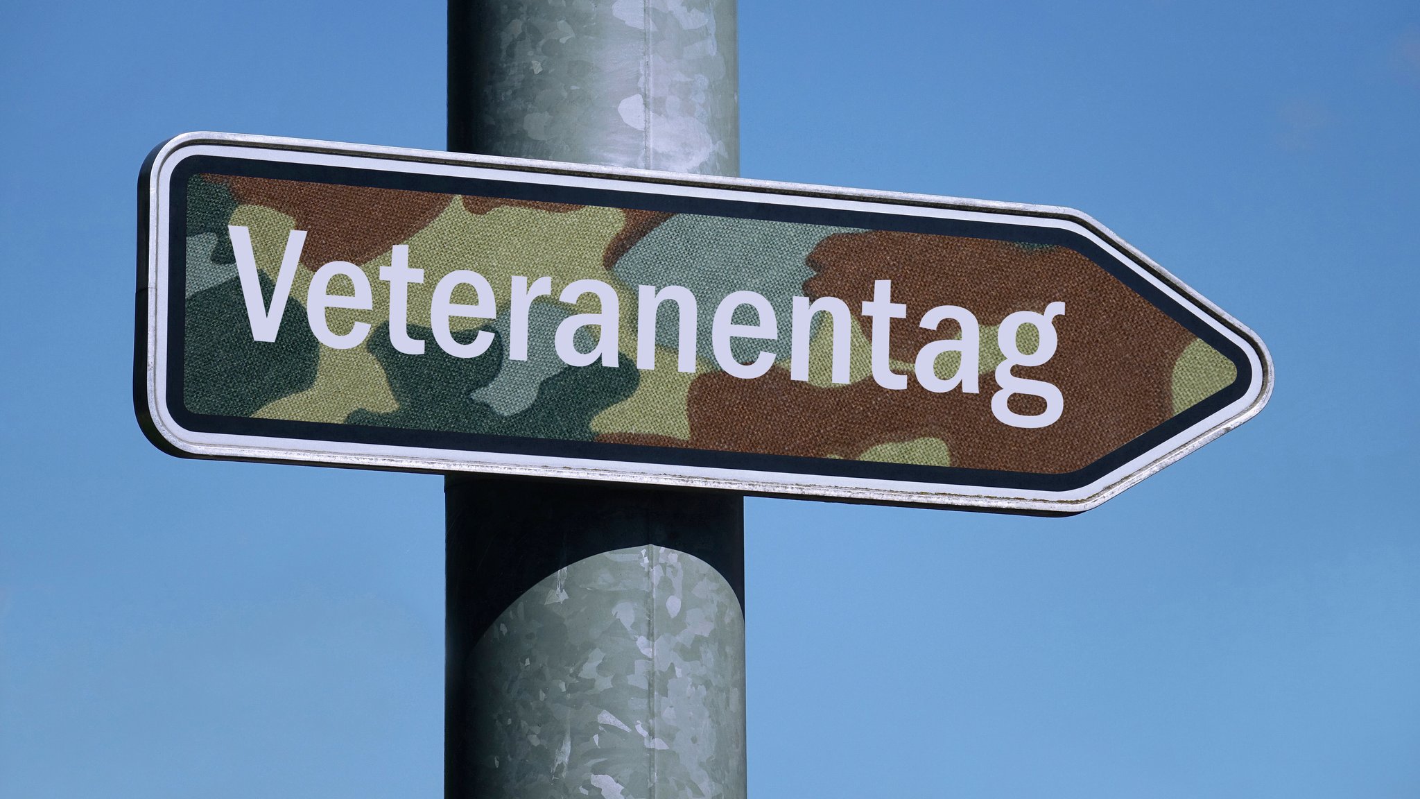 Symbolbild: Ein Schild in Militärfarben mit der Aufschrift "Veteranentag".