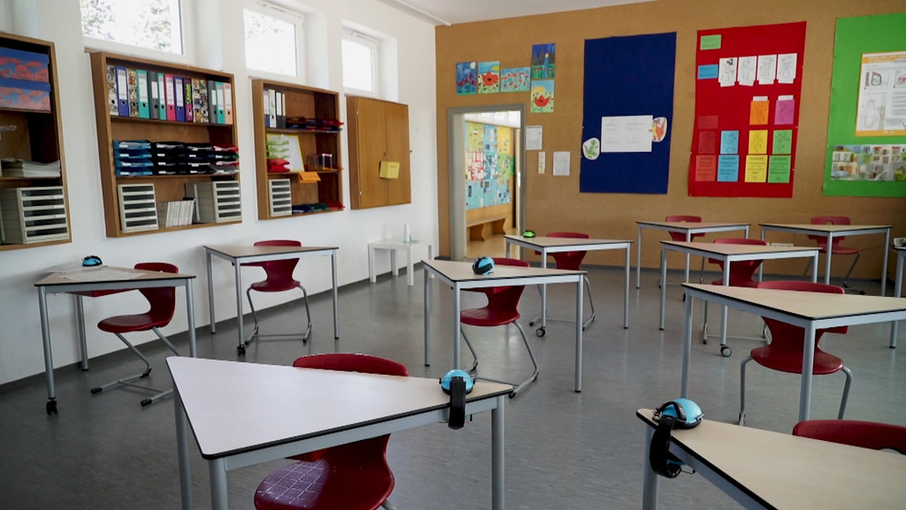 Tische und Stühle in einem Klassenzimmer in der Grundschule in Oberfahlheim