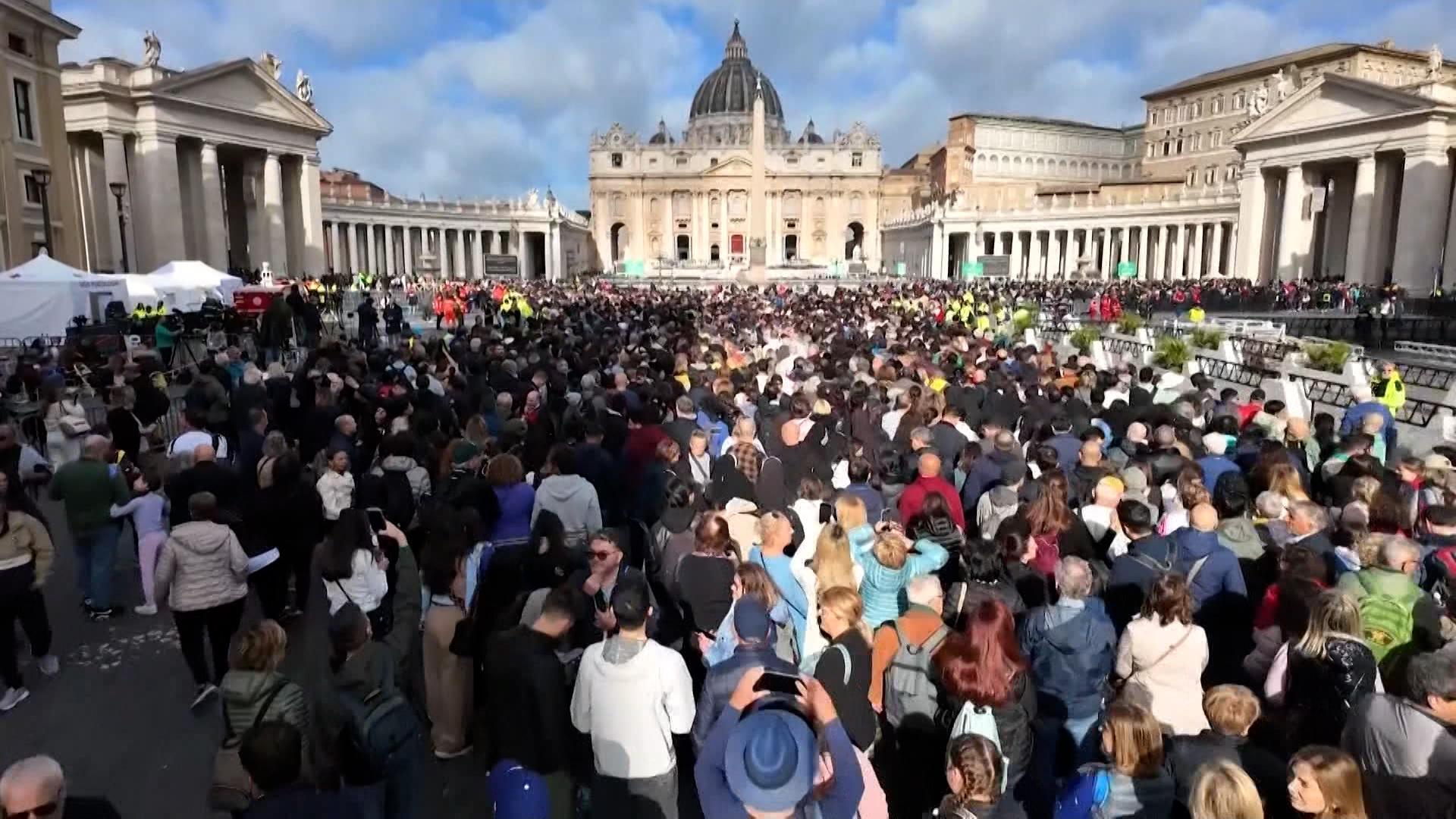 Menschen stehen Schlange, um sich von Papst Franziskus zu verabschieden.