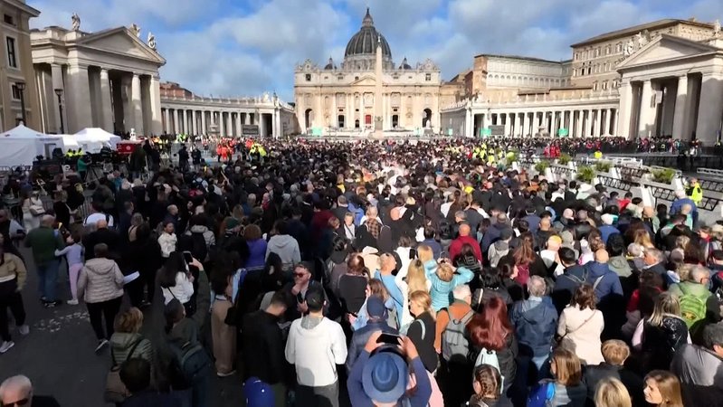 Menschen stehen Schlange, um sich von Papst Franziskus zu verabschieden. | Bild: BR Menschen stehen Schlange, um sich von Papst Franziskus zu verabschieden.
