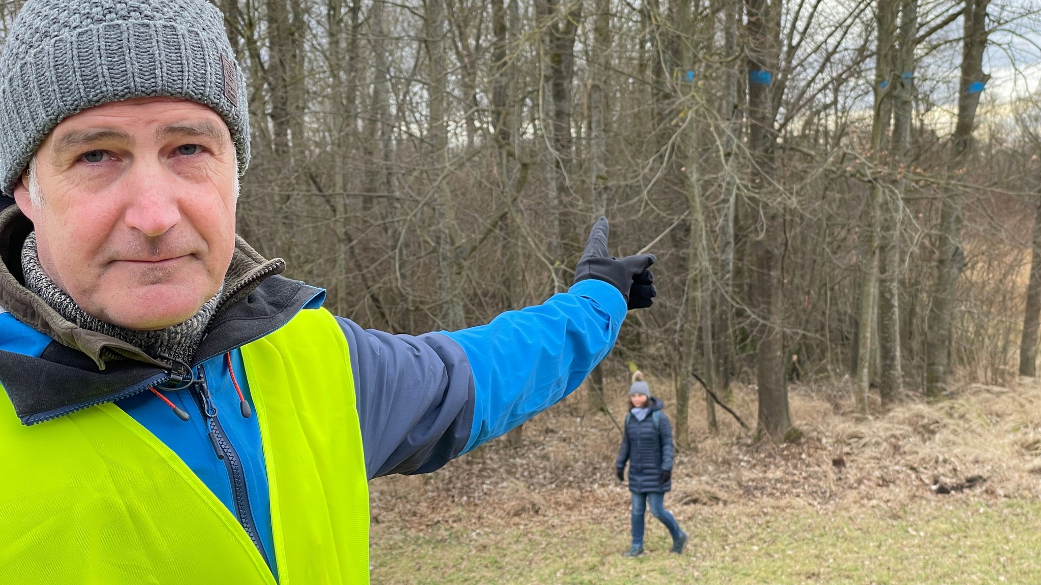 Die Interessengemeinschaft gegen den Polder Großmehring informiert über die Ausmaße des geplanten Projekts. Sprecher Rüdiger Woog deutet auf die blauen Markierungen in den Bäumen. Sie zeigen, wie hoch das Donauwasser hier stehen würde.