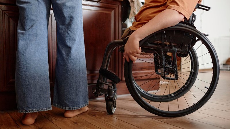 Eine Person im Rollstuhl steht in einer Küche. | Bild: picture alliance / Westend61 | SeventyFour Eine Person im Rollstuhl steht in einer Küche.