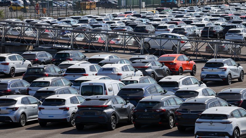 Neuwagen auf einem Autoterminal im Duisburger Hafen. | Bild: picture alliance / Rupert Oberhäuser Neuwagen auf einem Autoterminal im Duisburger Hafen.