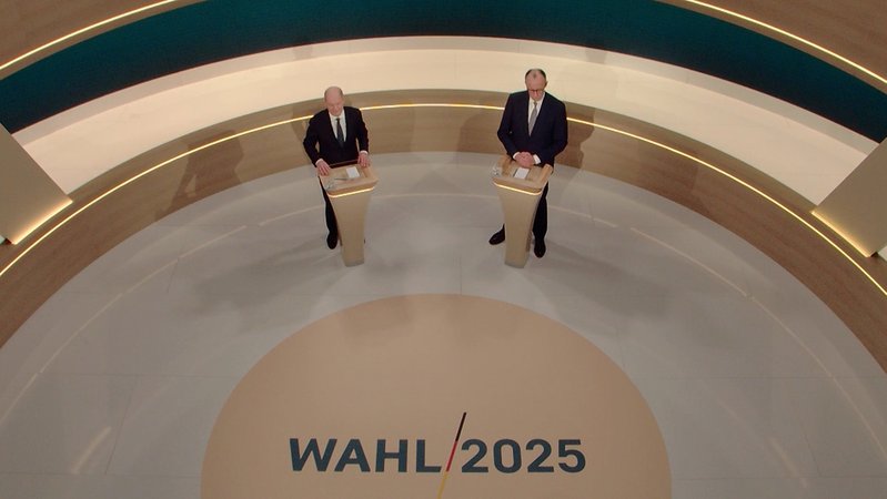 Im Video: TV-Duell - Angriffslustig, aber nicht unversöhnlich | Bild: Bayerischer Rundfunk 2025 Im Video: TV-Duell - Angriffslustig, aber nicht unversöhnlich