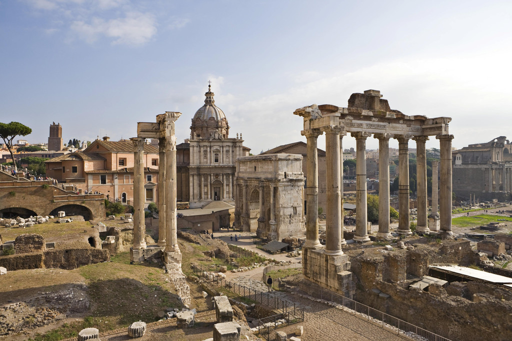 Blick die Via sacra vom Kapitol abwärts mit Vespasiantempel (links) und Saturntempel (rechts) dahinter Kirche SS Luca e Martina auf dem Forum Romanum