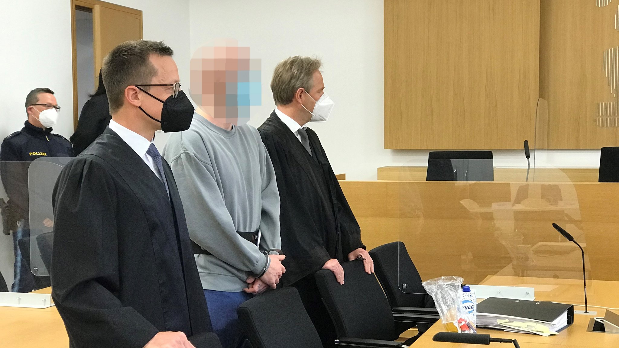 Dominik R. in Handschellen zwischen seinen Verteidigern vor dem Landgericht Deggendorf