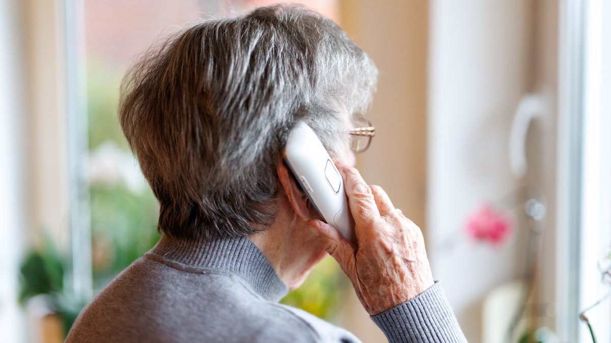 (Symbolbild) Eine Frau telefoniert, während sie aus dem Fenster blickt. | Bild: picture alliance / dpa | Matthias Balk (Symbolbild) Eine Frau telefoniert, während sie aus dem Fenster blickt.