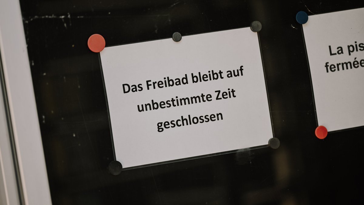 Ein marodes geschlossenes Freibad. In Zeiten der angespannten Finanzlage belasten die Einrichtungen die Haushalte der Kommunen.