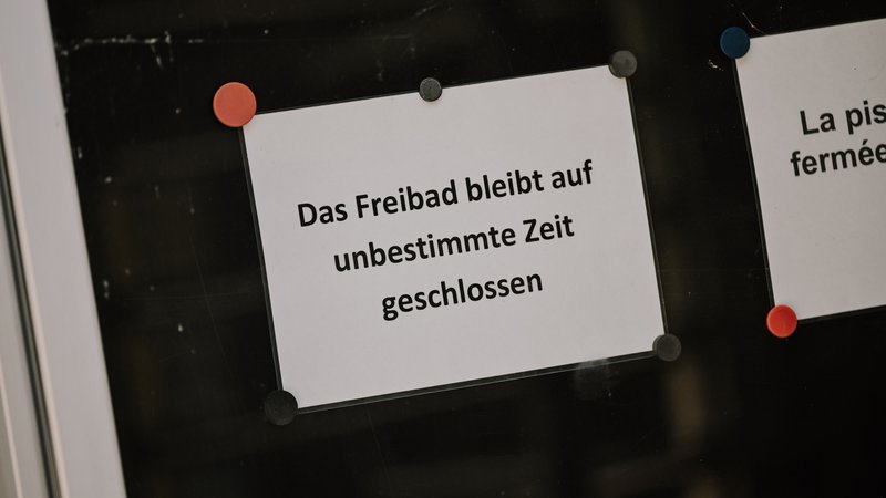 Ein marodes geschlossenes Freibad. In Zeiten der angespannten Finanzlage belasten die Einrichtungen die Haushalte der Kommunen. | Bild: picture alliance / onw-images | Philipp André Ein marodes geschlossenes Freibad. In Zeiten der angespannten Finanzlage belasten die Einrichtungen die Haushalte der Kommunen.
