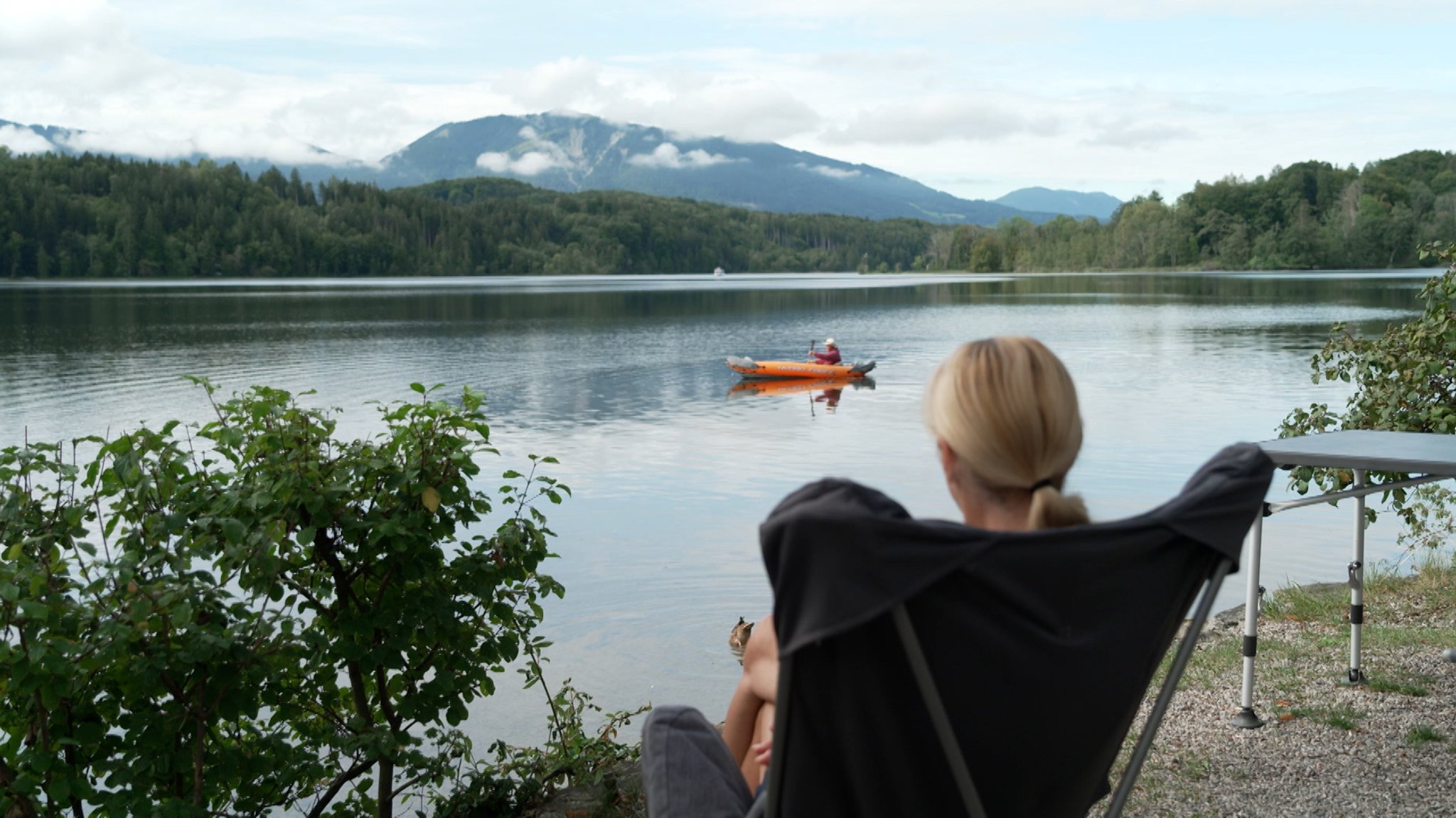 Eine Frau am Staffelsee in einem Campingstuhl