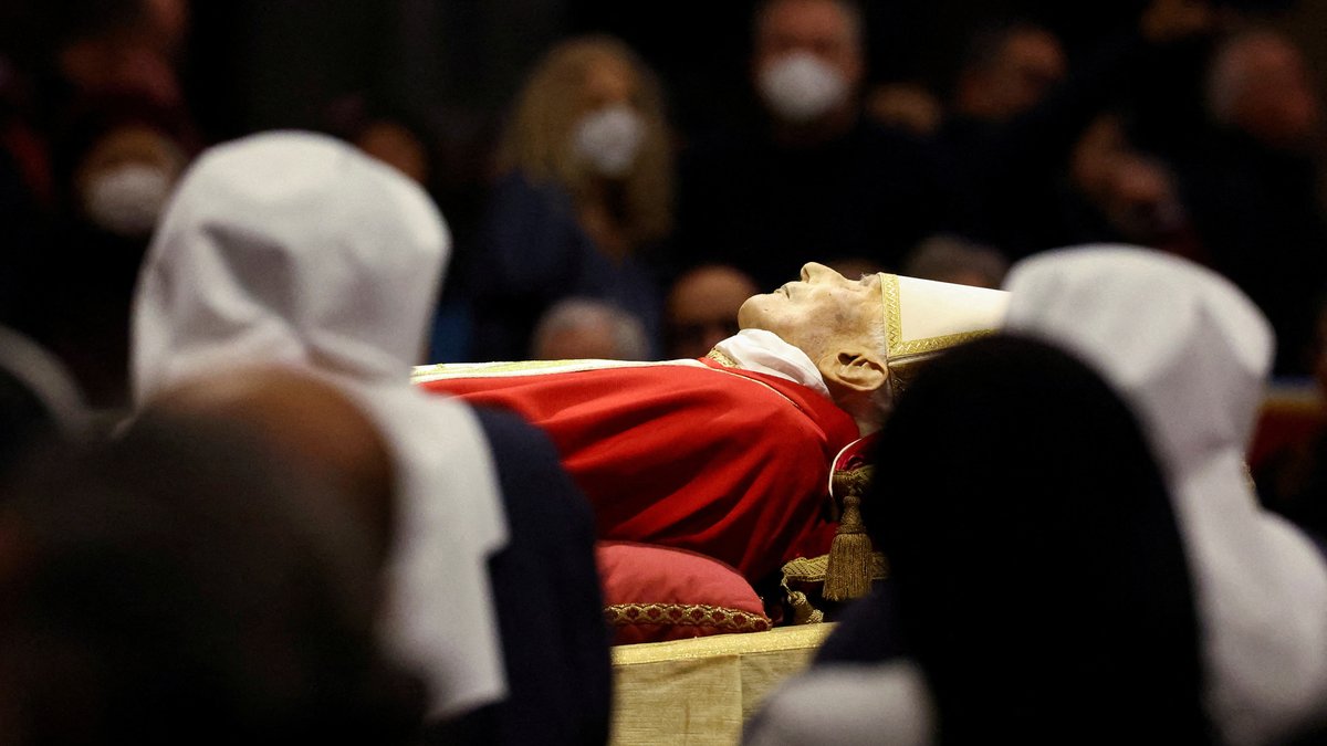Zehntausende Gläubige nehmen Abschied von Benedikt XVI. im Petersdom.