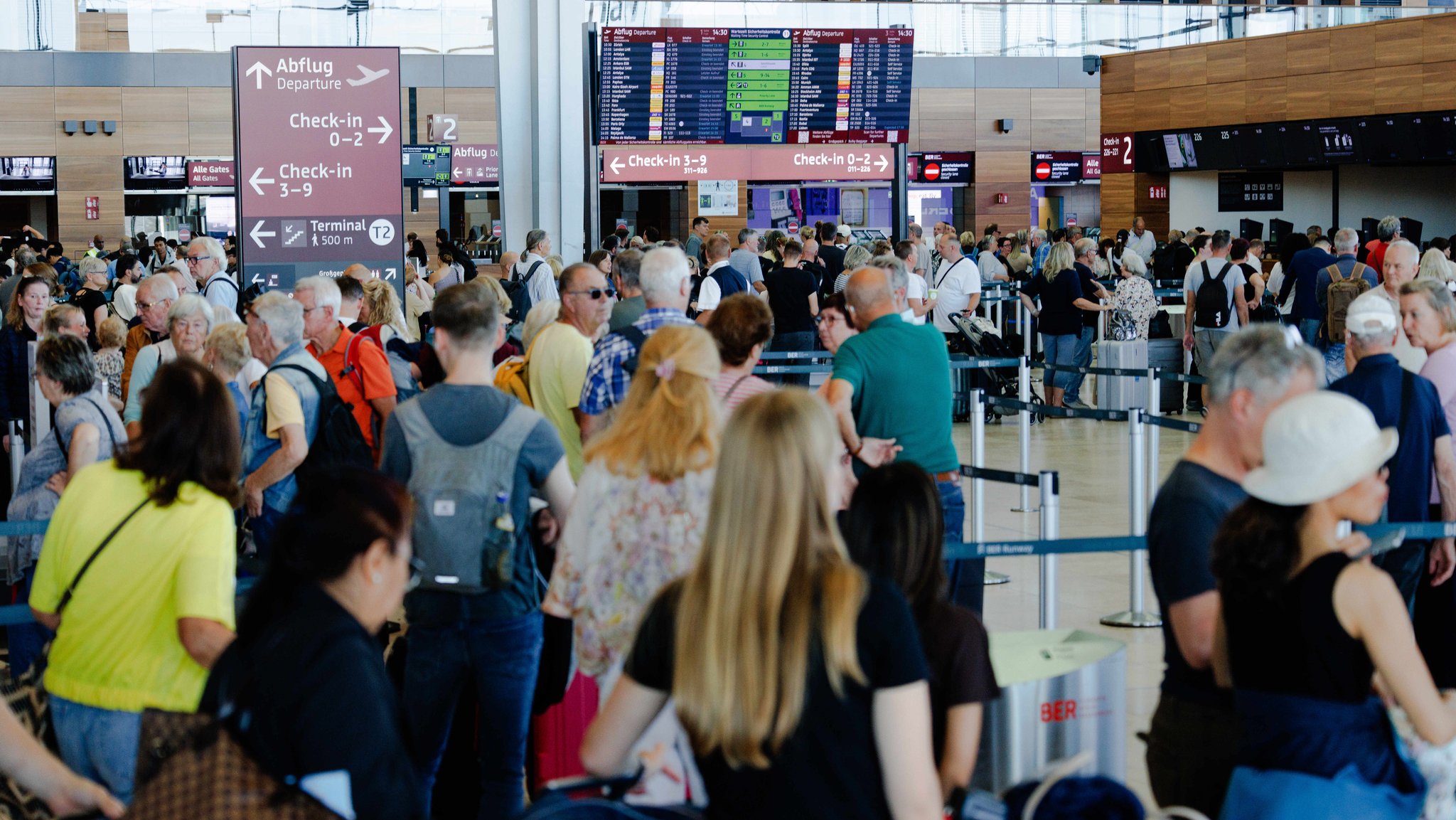 Passagiere warten in einem Terminal am Berliner Flughafen BER | Bild: picture alliance/dpa | Carsten Koall Passagiere warten in einem Terminal am Berliner Flughafen BER