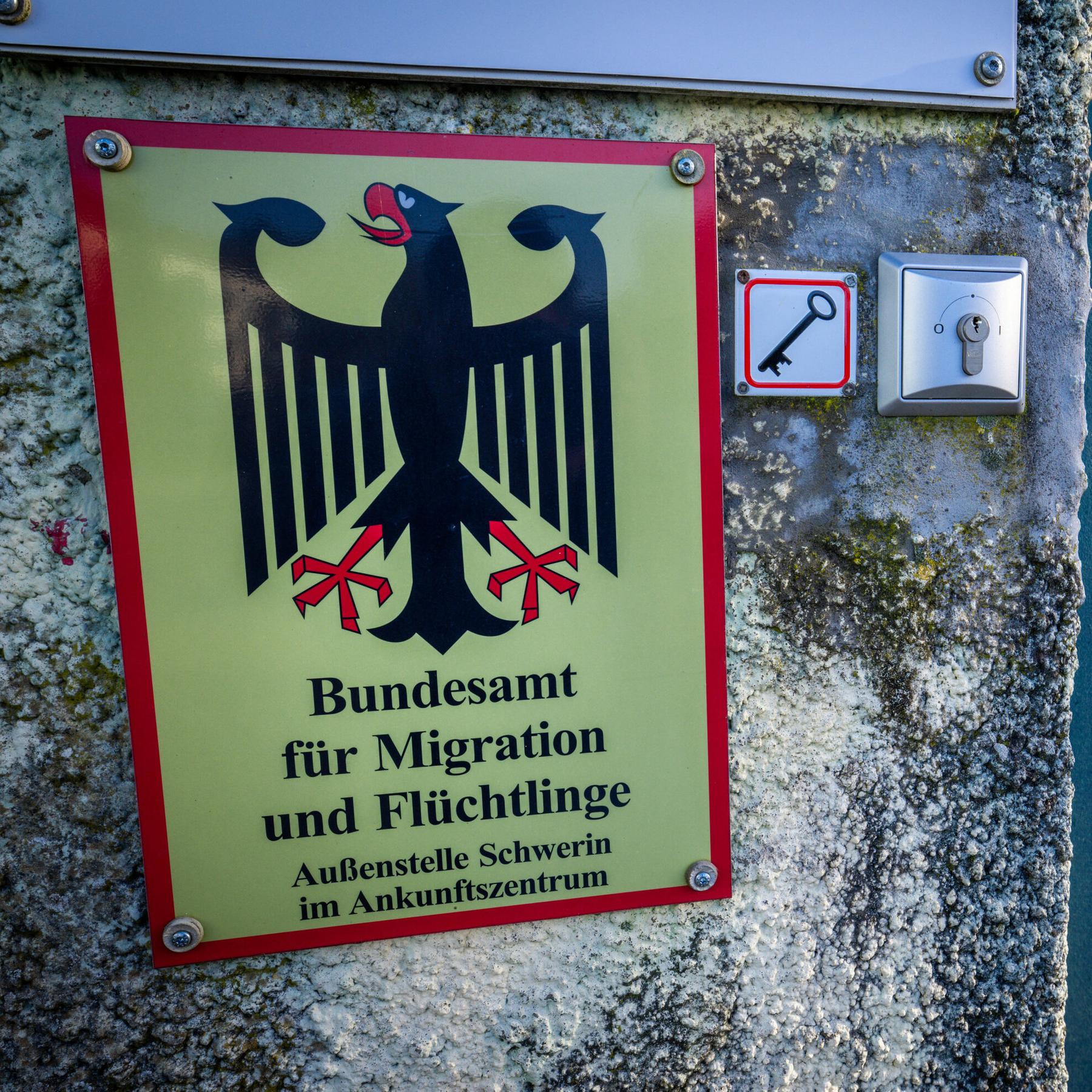 Wirbel um Aussagen des BAMF-Chefs: Das Grundrecht auf Asyl abschaffen?