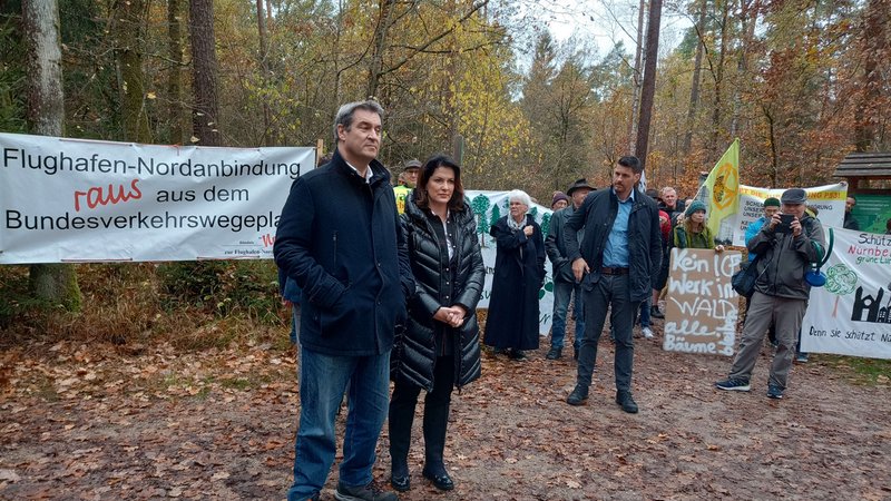 Bayerns Ministerpräsident Markus Söder und Forstministerin Michaela Kaniber (beide CSU) bei einer Demonstration des Reichswaldbündnisses anlässlich der Ausweisung der Auwälder als Naturwald.