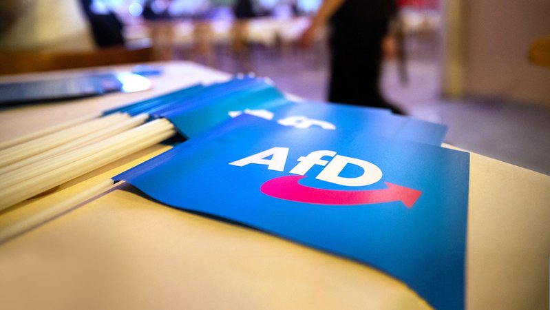 (Symbolbild) Nachdem bundesweit Fälle von Vetternwirtschaft in der AfD bekannt wurden, zeigen Recherchen nun: Auch im bayerischen Landesverband haben AfD-Abgeordnete Lebenspartner oder Parteivorstandskollegen beschäftigt.