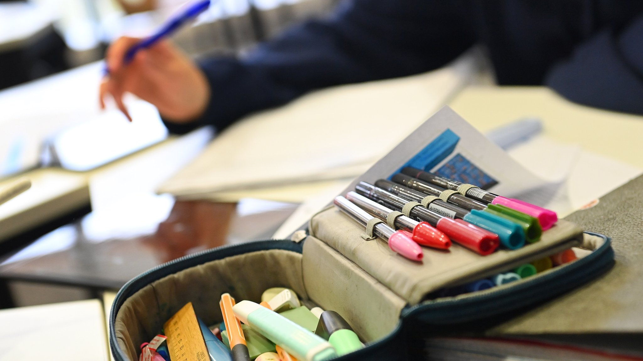 (Symbolbild) Ein offenes Federmäppchen liegt auf einem Tisch. | Bild: picture alliance / SvenSimon | Frank Hoermann/SVEN SIMON (Symbolbild) Ein offenes Federmäppchen liegt auf einem Tisch.