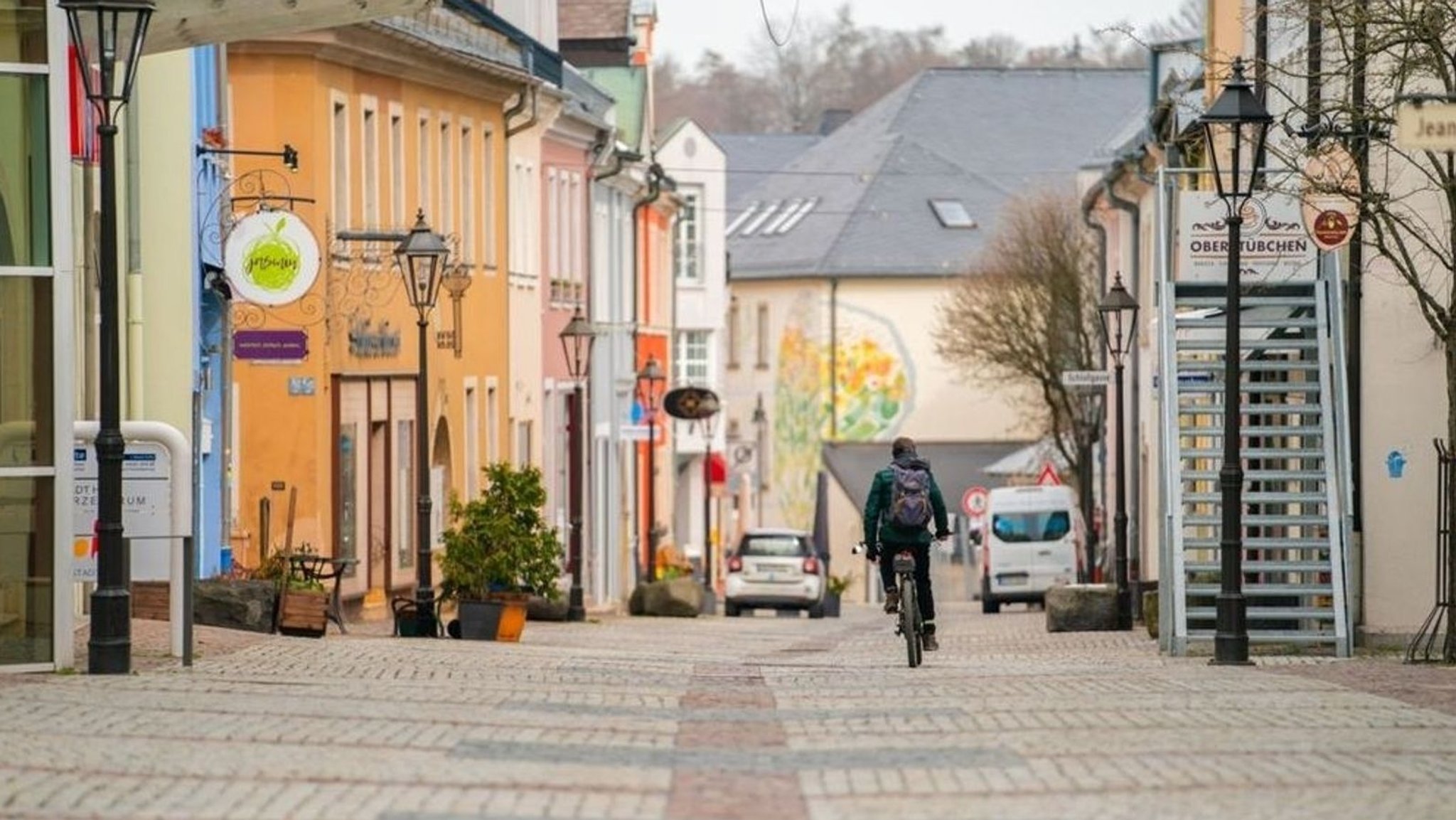 Ein Radler in der Hofer Altstadt 