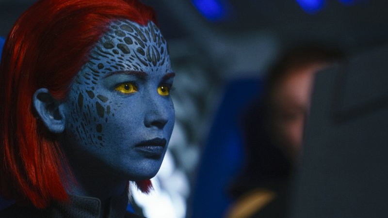 "X-Men: Dark Phoenix"-Filmszene: Blau geschminkte Frau mit gelben Augen und roten Harren. 