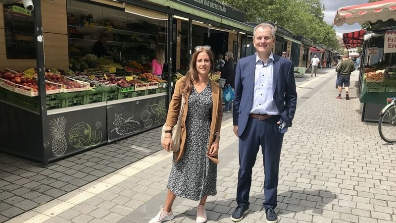 Wirtschaftsreferent Horst Müller und Citymanagerin Verena Tykvart stehen auf dem Fürther Wochenmarkt.