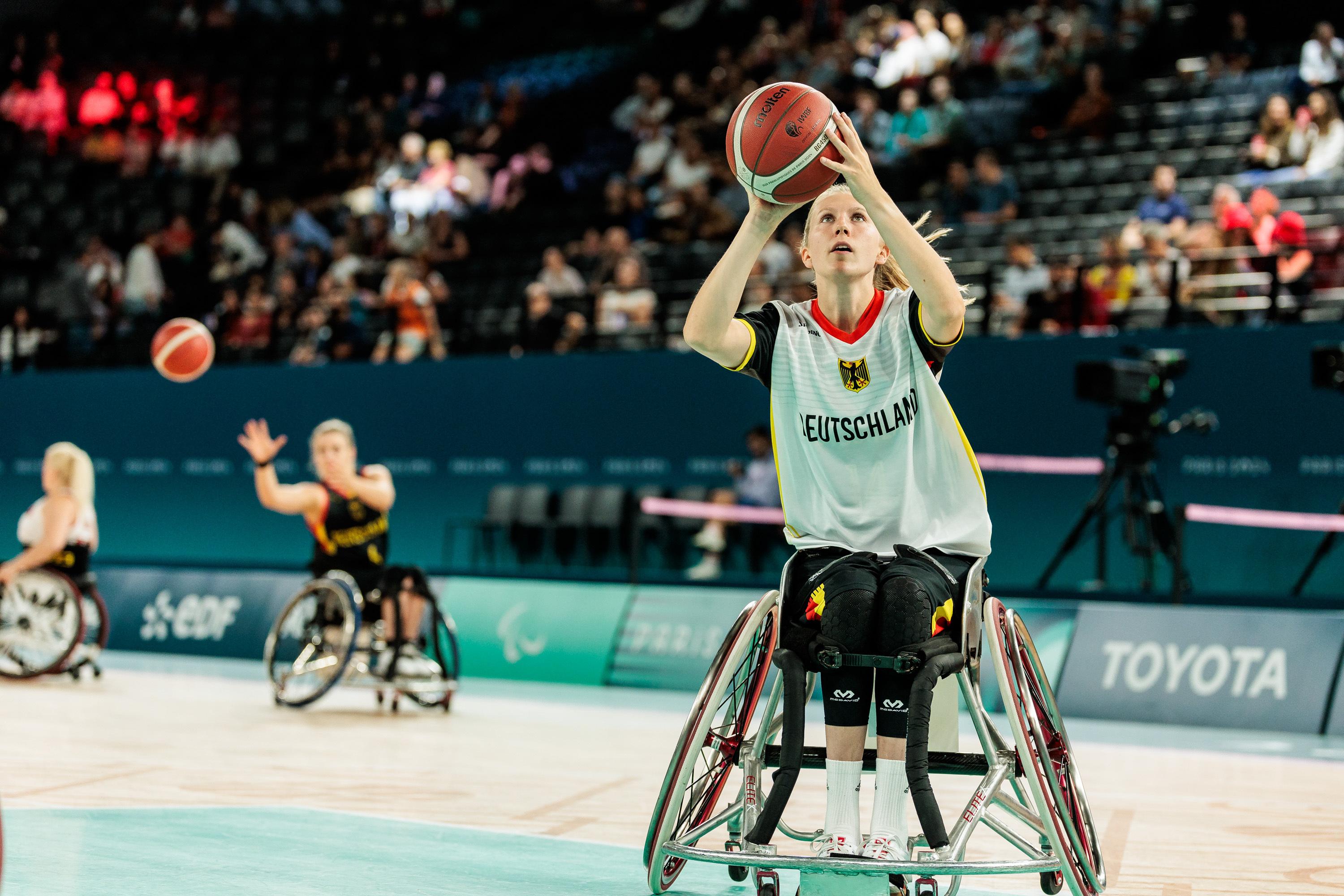 Lilly Sellak wärmt sich vor dem Viertelfinale im Rollstuhlbasketball gegen die Kanadierinnen auf. 
