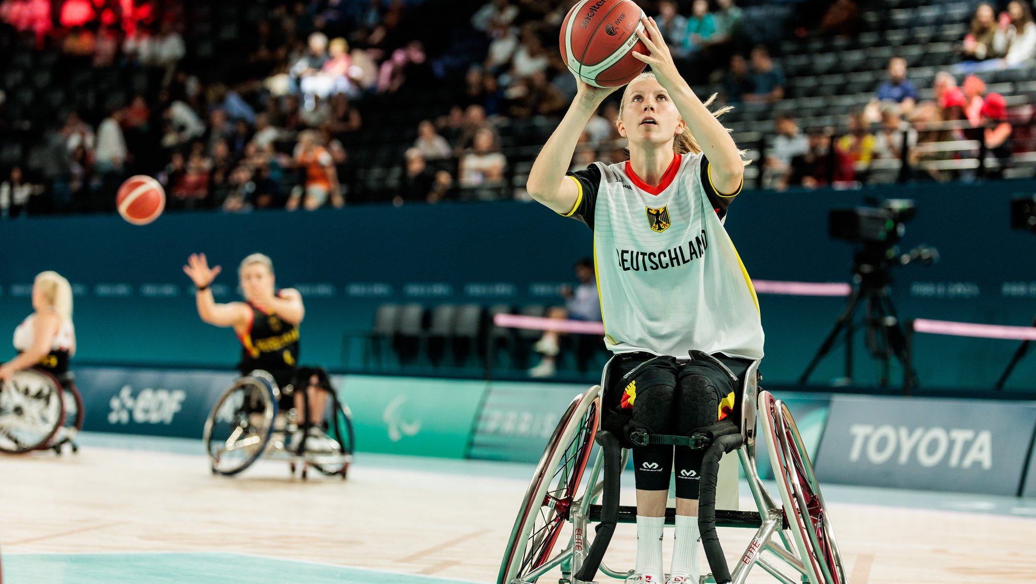 Lilly Sellak wärmt sich vor dem Viertelfinale im Rollstuhlbasketball gegen die Kanadierinnen auf. 