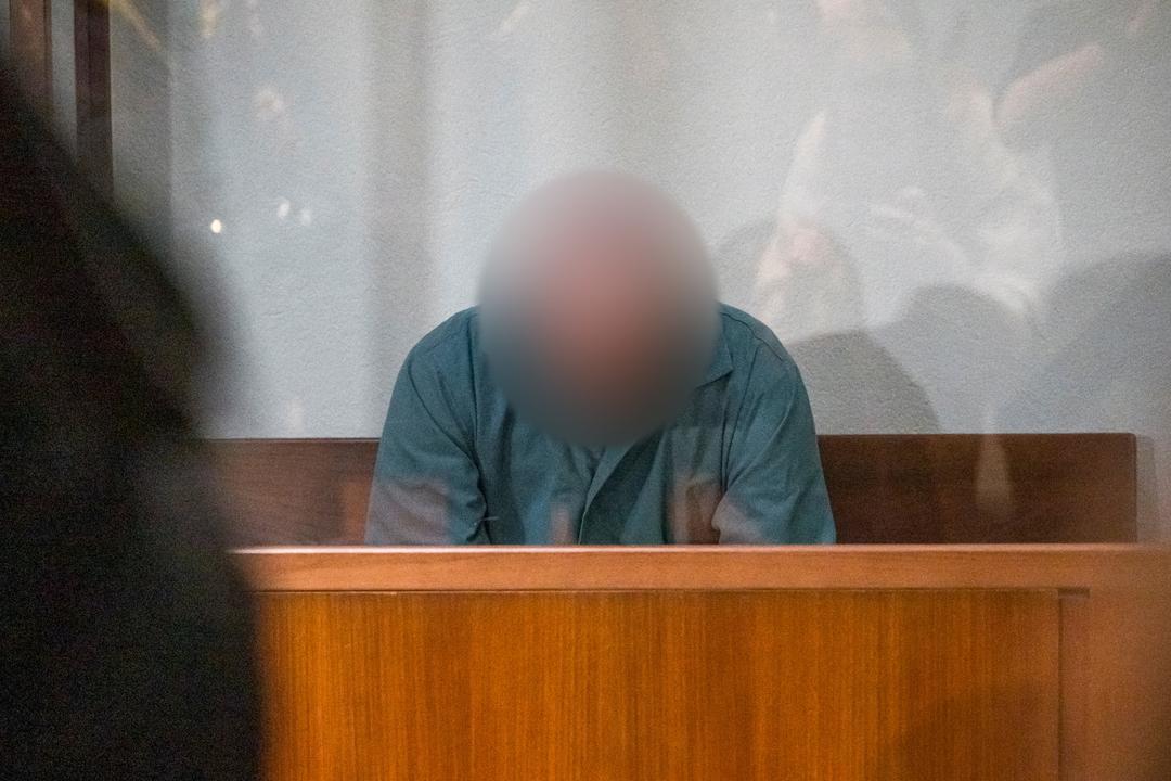 Der Angeklagte sitzt hinter einer Glaswand im Landgericht Hof.