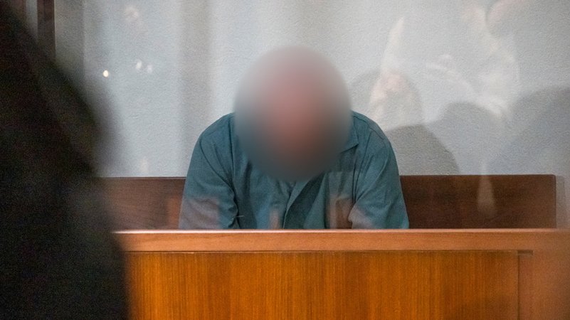 Der Angeklagte sitzt hinter einer Glaswand im Landgericht Hof.