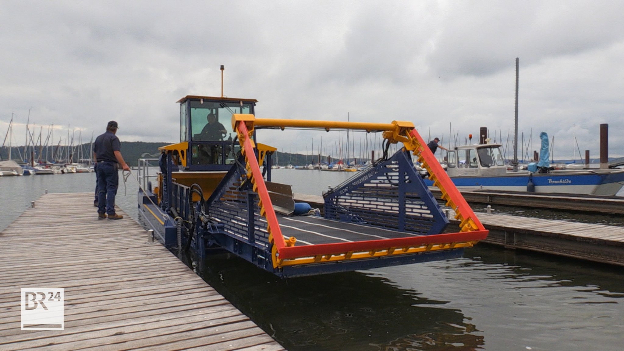 Amphibien-Mähboot liegt an einem hölzernen Anlegesteg im Segelhafen Ramsberg.