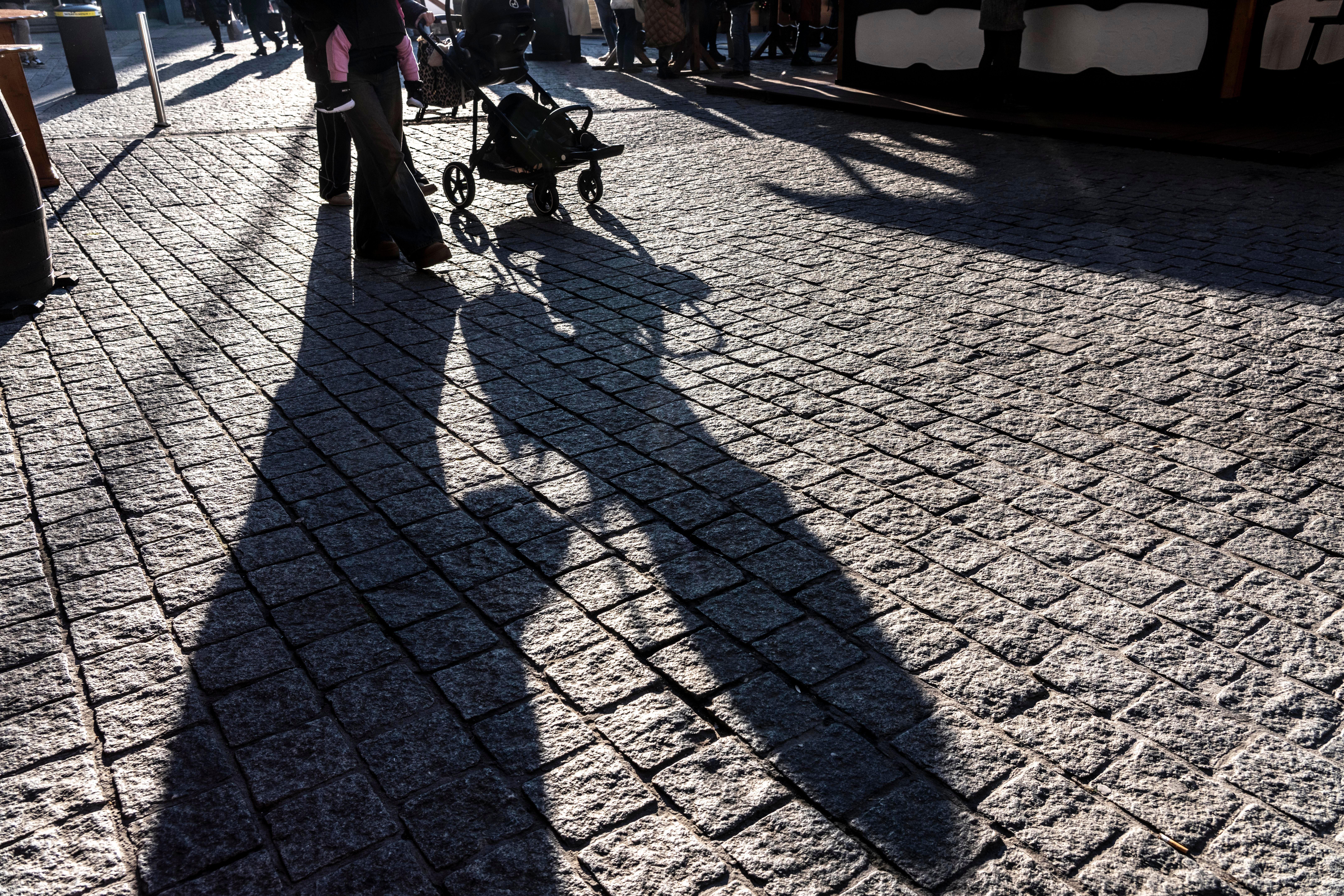 Symbolbild: Schatten eines Kinderwagens