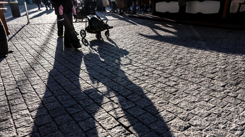 Symbolbild: Schatten eines Kinderwagens | Bild: picture alliance / Jochen Tack | Jochen Tack Symbolbild: Schatten eines Kinderwagens